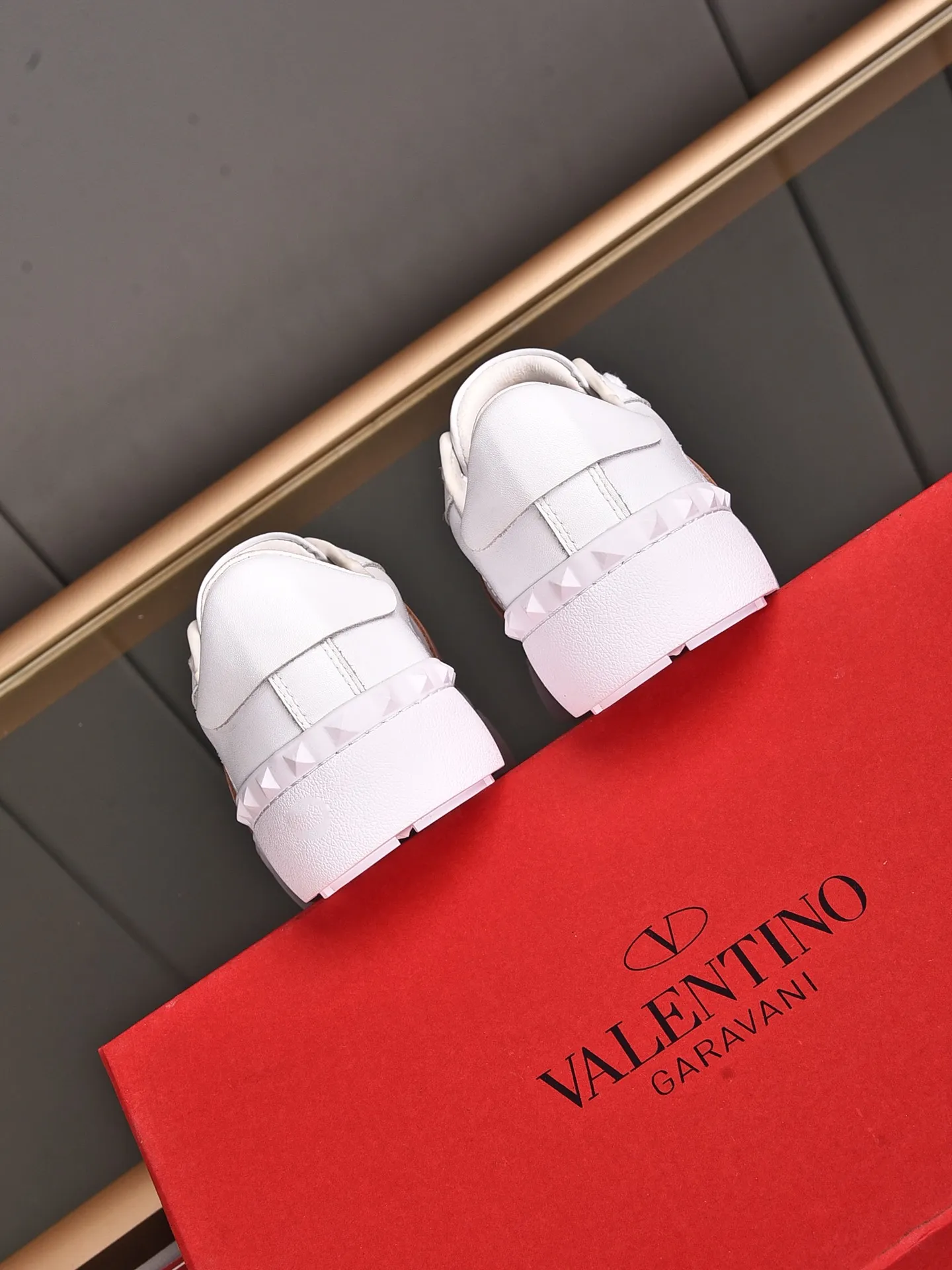 Men's shoes 440💰 (men and women couples) Valentino classic color matching series casual shoes. Made with heavy craftsmanship, good products pay attention to every detail. A must-have trendy item that can be worn all year round, it has been worn by many celebrities and Internet celebrities~~Imported cowhide surface, unique design concept, sheepskin lining, counter quality. Women’s clothing 35-40. Men’s clothing 39-44, 45-46 (returns and exchanges are not supported for custom-made items)